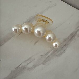 NWOT Elegant Pearl Hair Clip